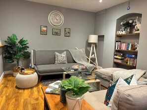 House, 2 Bedrooms | Living room | Books - The Barn at The Flute - Mill Meece (Stafford)