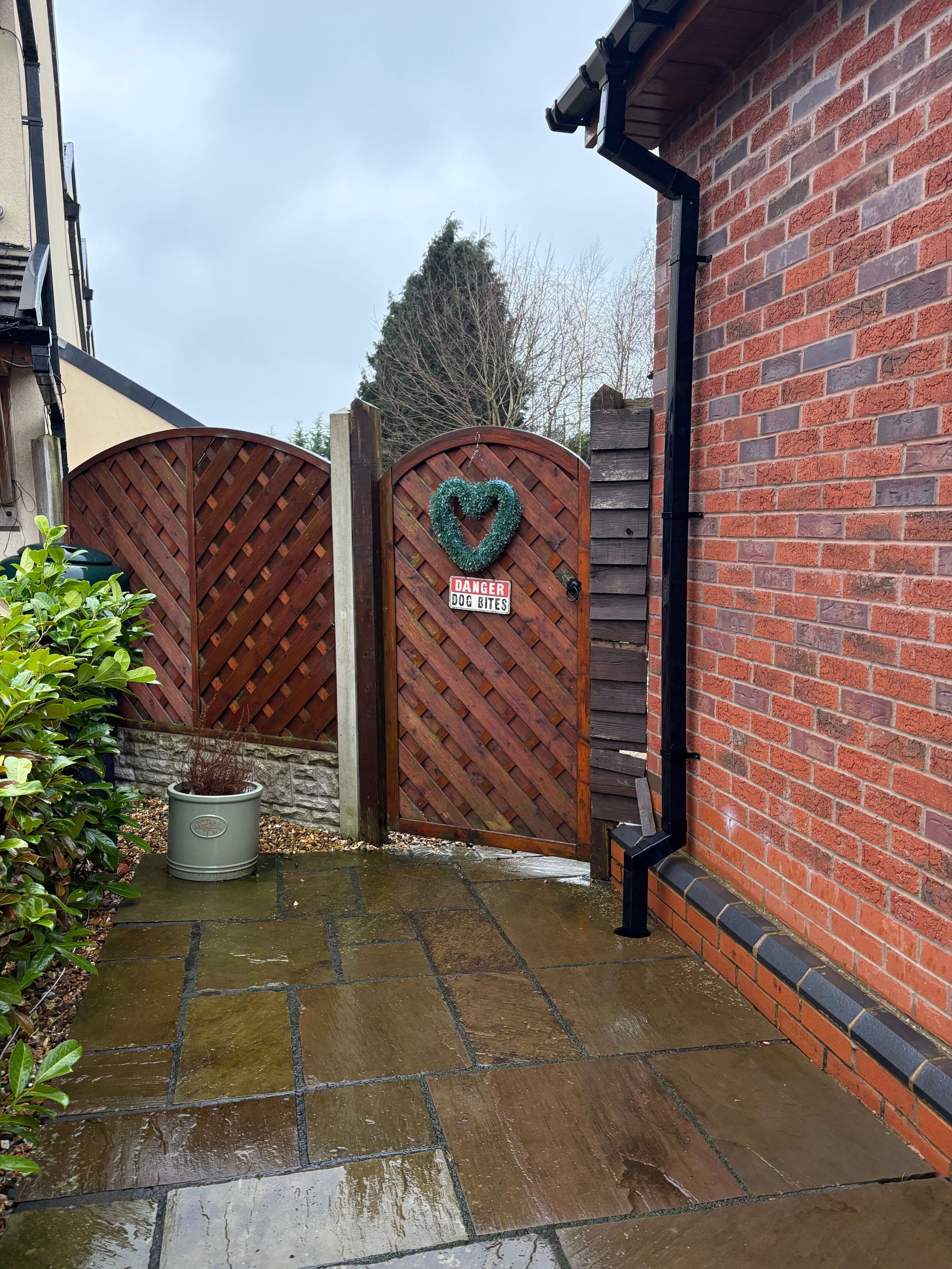 House, 2 Bedrooms | Property entrance