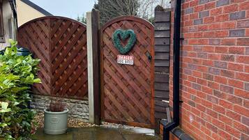 House, 2 Bedrooms | Property entrance