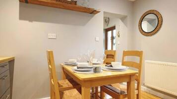 House, 2 Bedrooms | Dining room