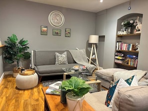 Casa, 2 habitaciones | Sala de estar | Libros