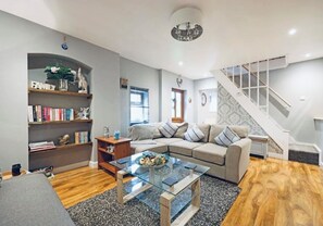 House, 2 Bedrooms | Living room | Books - The Barn at The Flute - Mill Meece (Stafford)