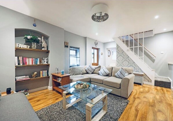 House, 2 Bedrooms | Living room | Books