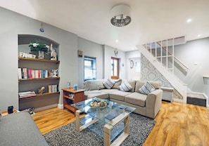 House, 2 Bedrooms | Living room