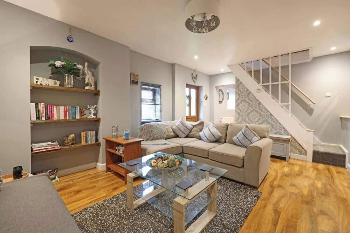 House, 2 Bedrooms | Living room | Books