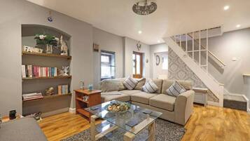 House, 2 Bedrooms | Living room | Books