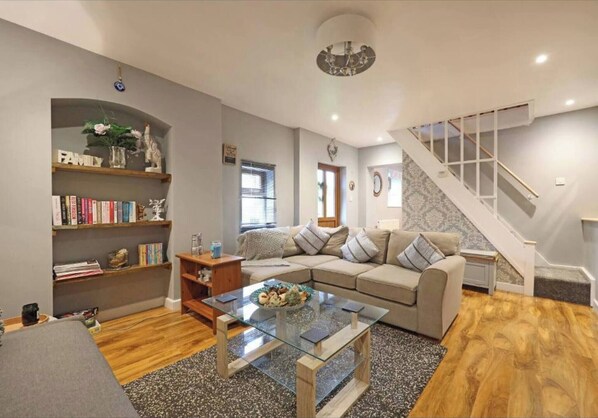 House, 2 Bedrooms | Living room | Books - The Barn at The Flute - Mill Meece (Stafford)