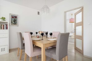 Dining - Bright Apartment in Krakow | With Space to Work Remotely (Kraków)