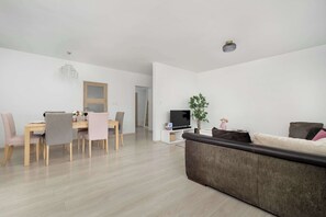 TV, offices - Bright Apartment in Krakow | With Space to Work Remotely (Kraków)