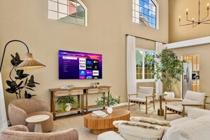 TV - Spacious and cozy home in San Jose with a park view (San Jose)