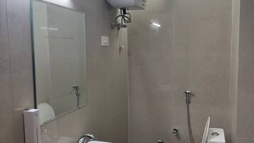 Premium Room | Bathroom | Towels, soap, shampoo, toilet paper