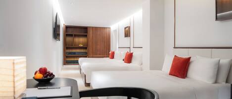 Una habitación de hotel moderna con una cama, mesitas de noche, un escritorio y un frutero.