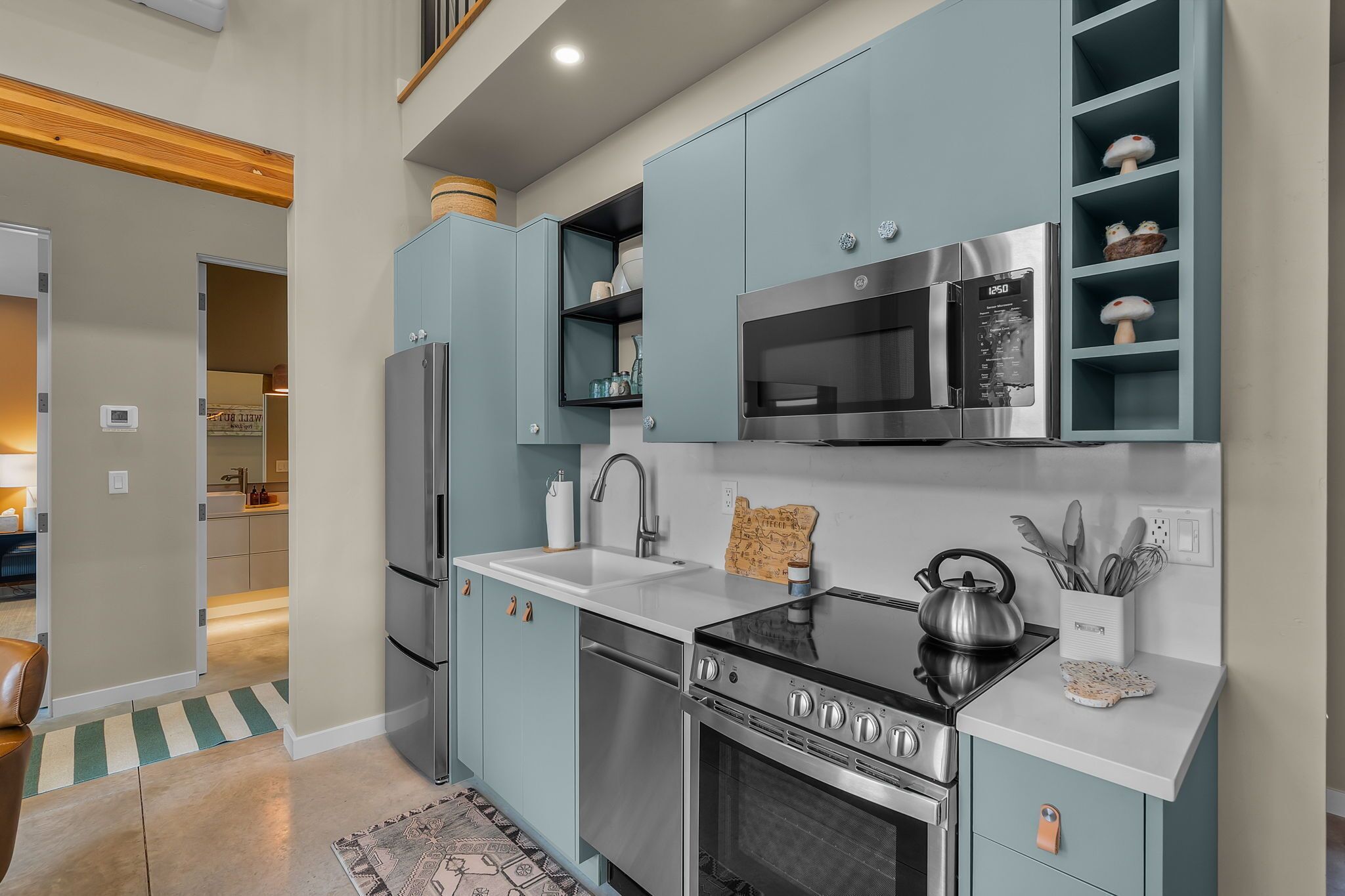 Réfrigérateur, micro-ondes, four, plaque de cuisson