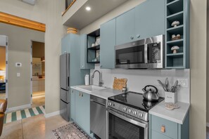 Kühlschrank, Mikrowelle, Ofen, Herdplatte