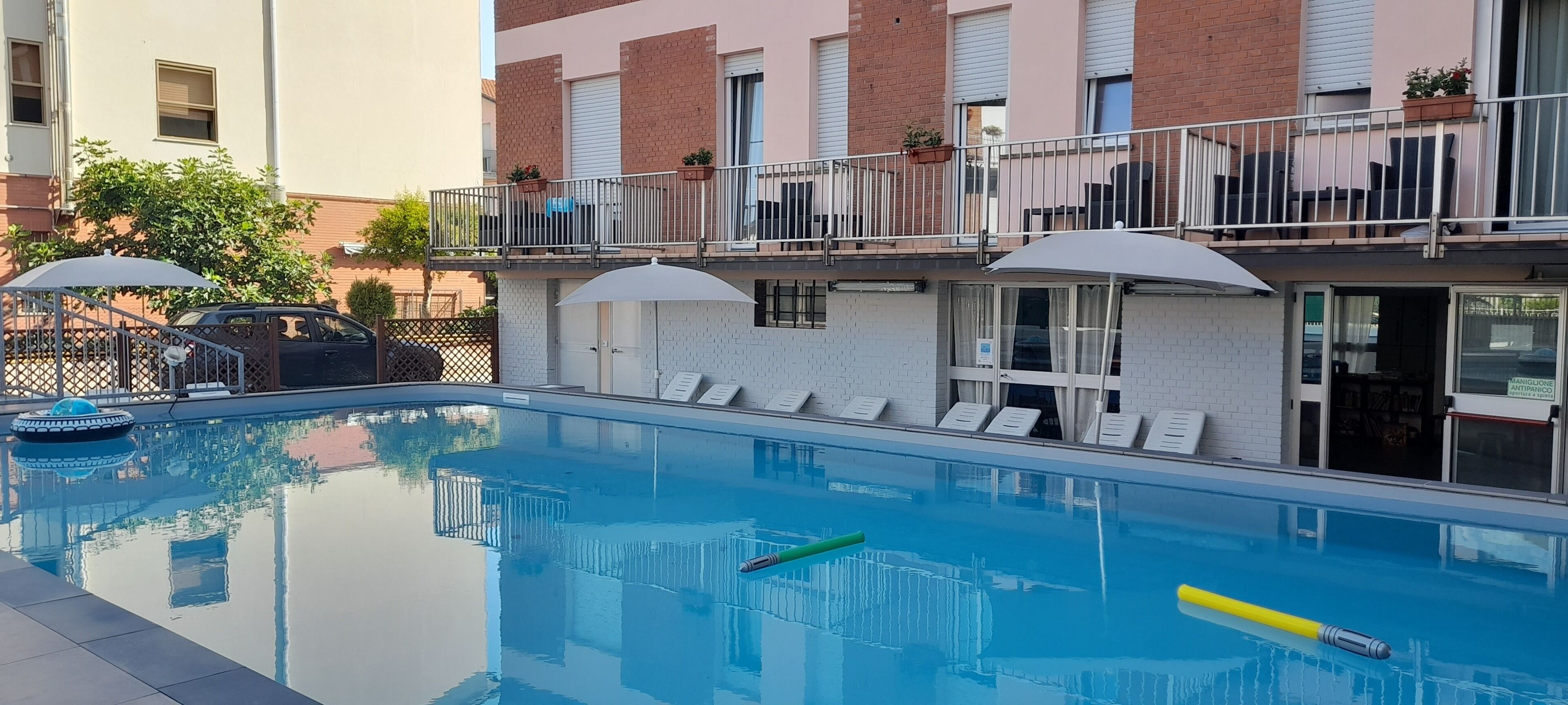 Außenpool (je nach Saison geöffnet), Sonnenschirme, Liegestühle