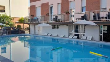 Außenpool (je nach Saison geöffnet), Sonnenschirme, Liegestühle