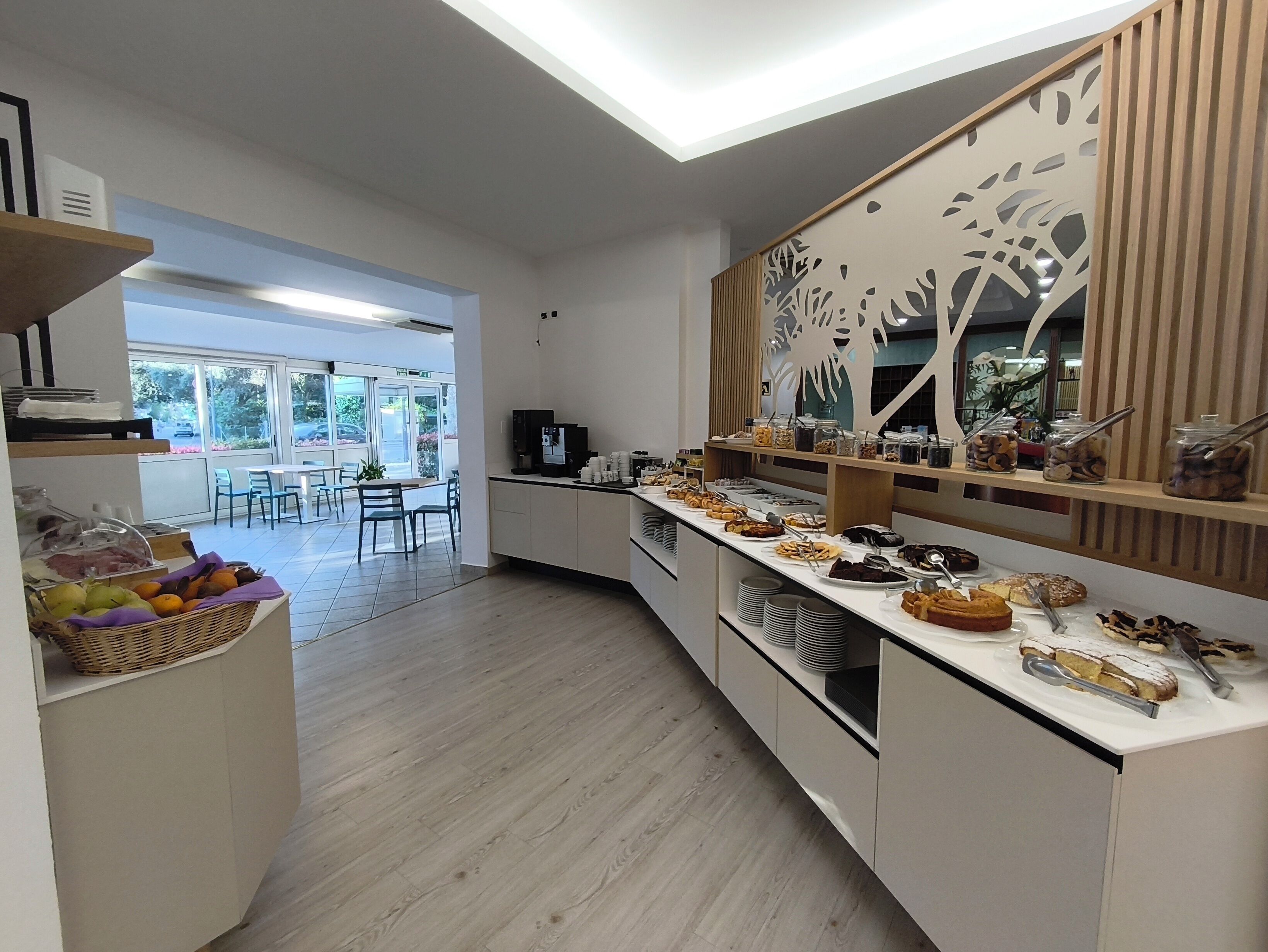 Café da manhã com buffet grátis todos os dias