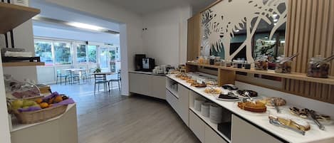 Buffet déjeuner gratuit tous les jours