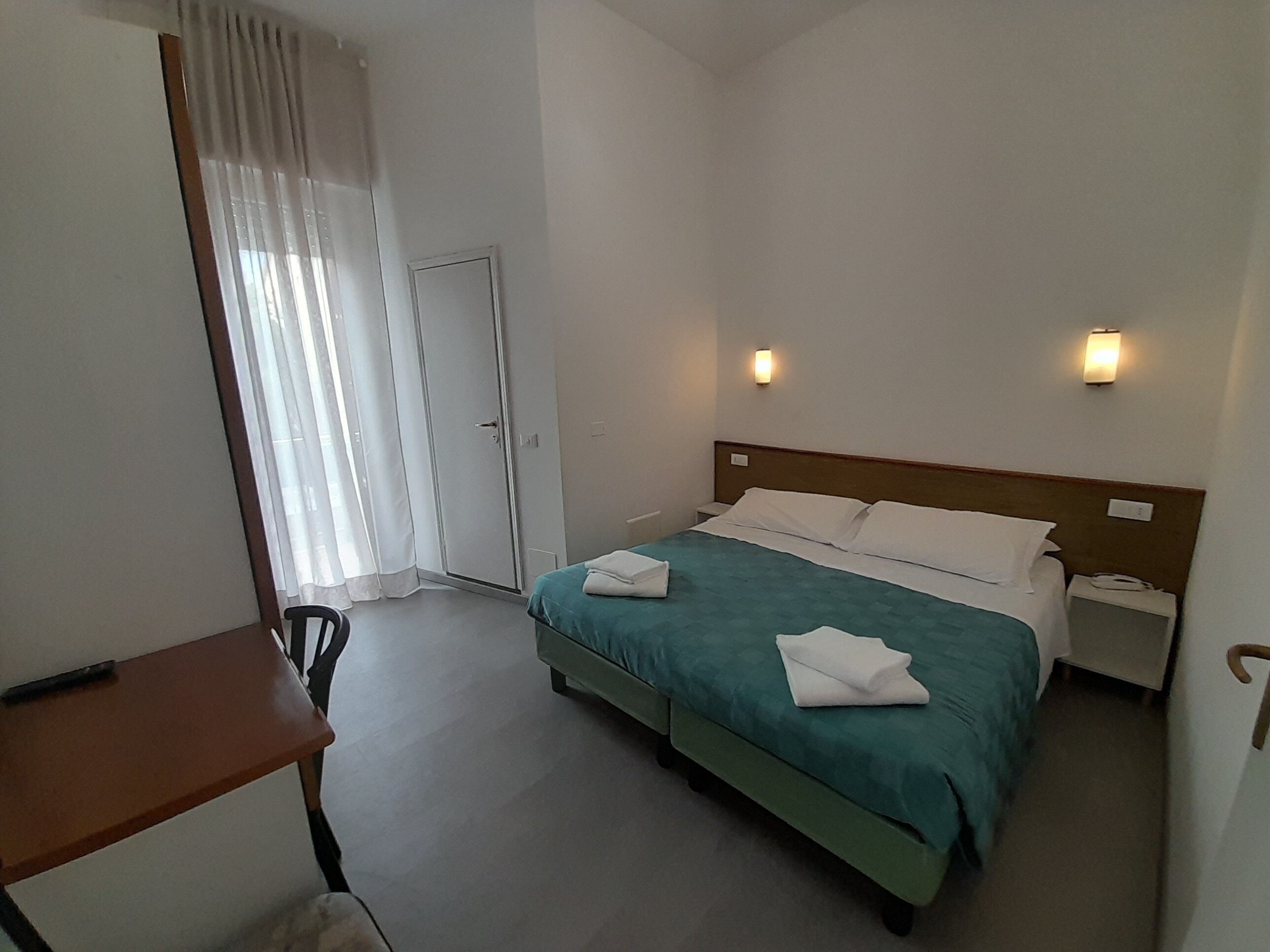 Schreibtisch, kostenloses WLAN, Rollstuhlgeeignet