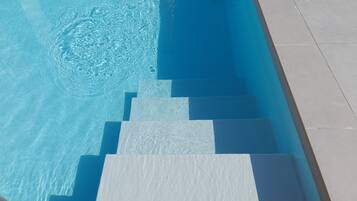 Piscine extérieure (ouverte en saison), parasols de plage