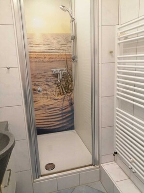 Shower, hair dryer - Prinzenhof vacation apartment with sea view, balcony & beach chair on the beach included (Grömitz)
