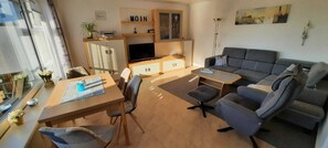 TV, stereo - Prinzenhof vacation apartment with sea view, balcony & beach chair on the beach included (Grömitz)
