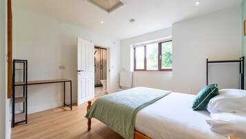 10 bedrooms, desk, iron/ironing board, free WiFi
