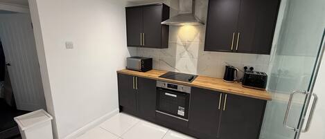 Kjøleskap, mikrobølgeovn, ovn og kokeplater