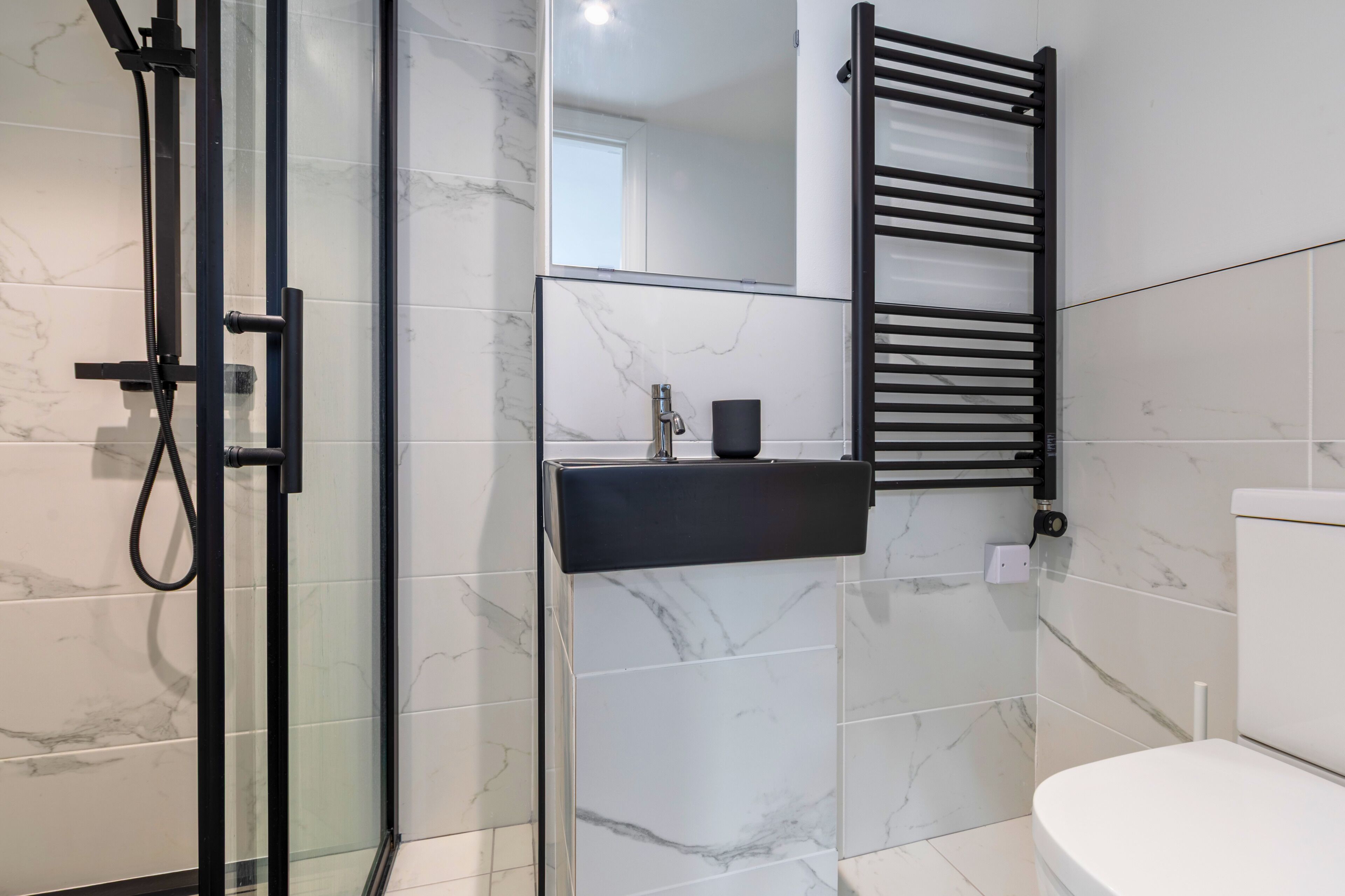 Dusche, Haartrockner, Handtücher, Toilettenpapier