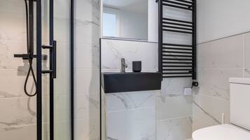 Dusche, Haartrockner, Handtücher, Toilettenpapier