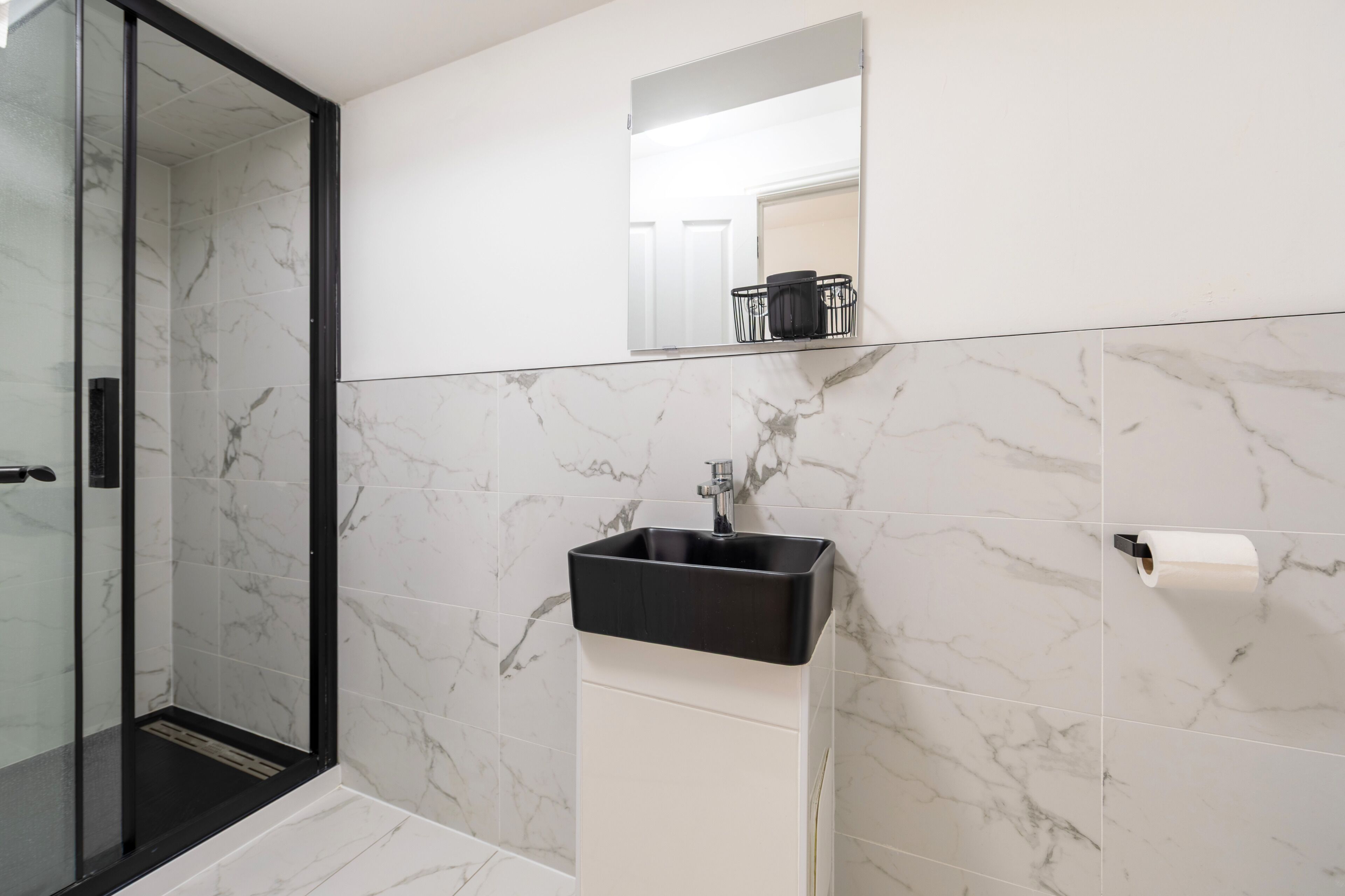 Dusche, Haartrockner, Handtücher, Toilettenpapier