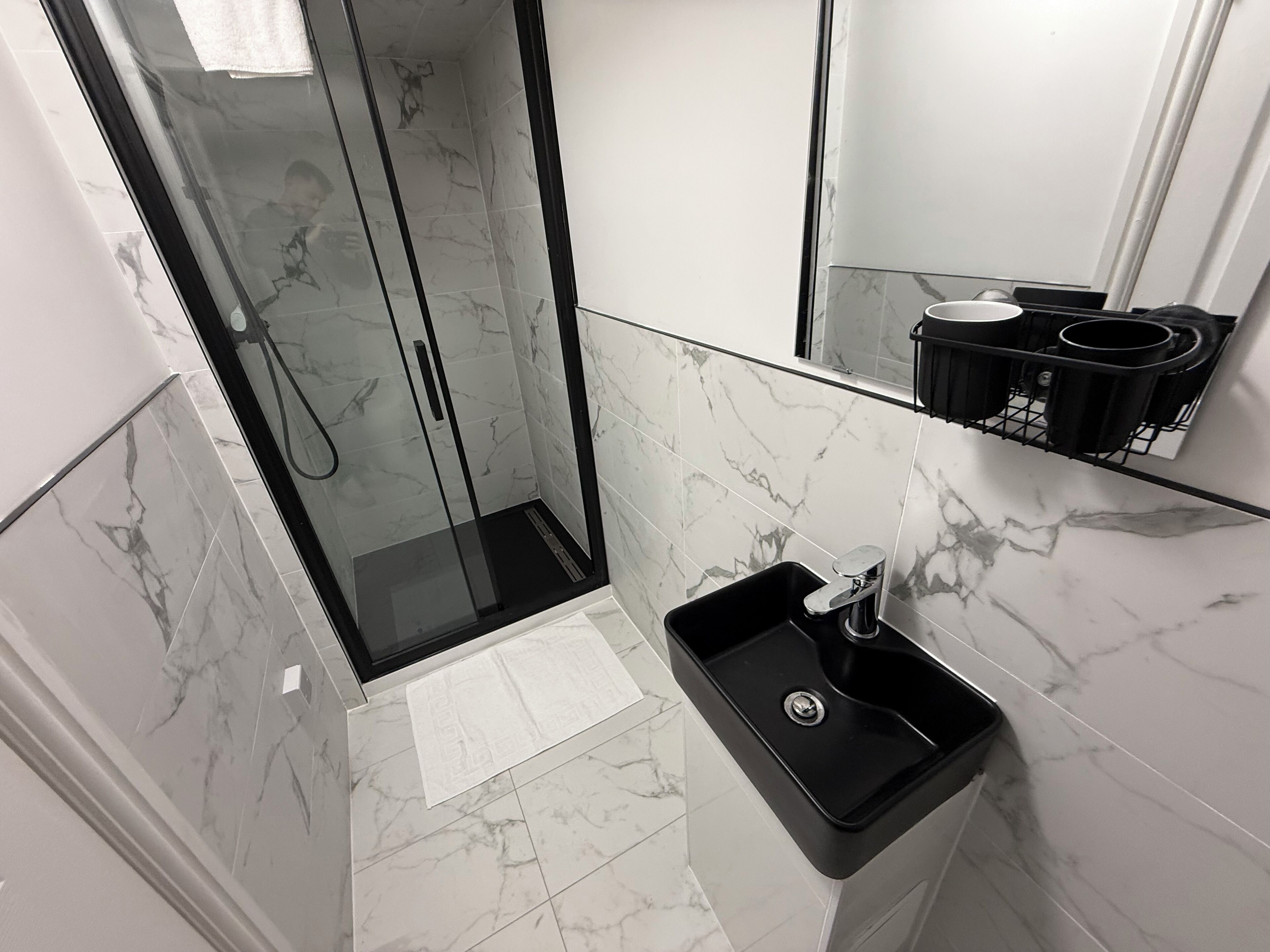 Dusche, Haartrockner, Handtücher, Toilettenpapier