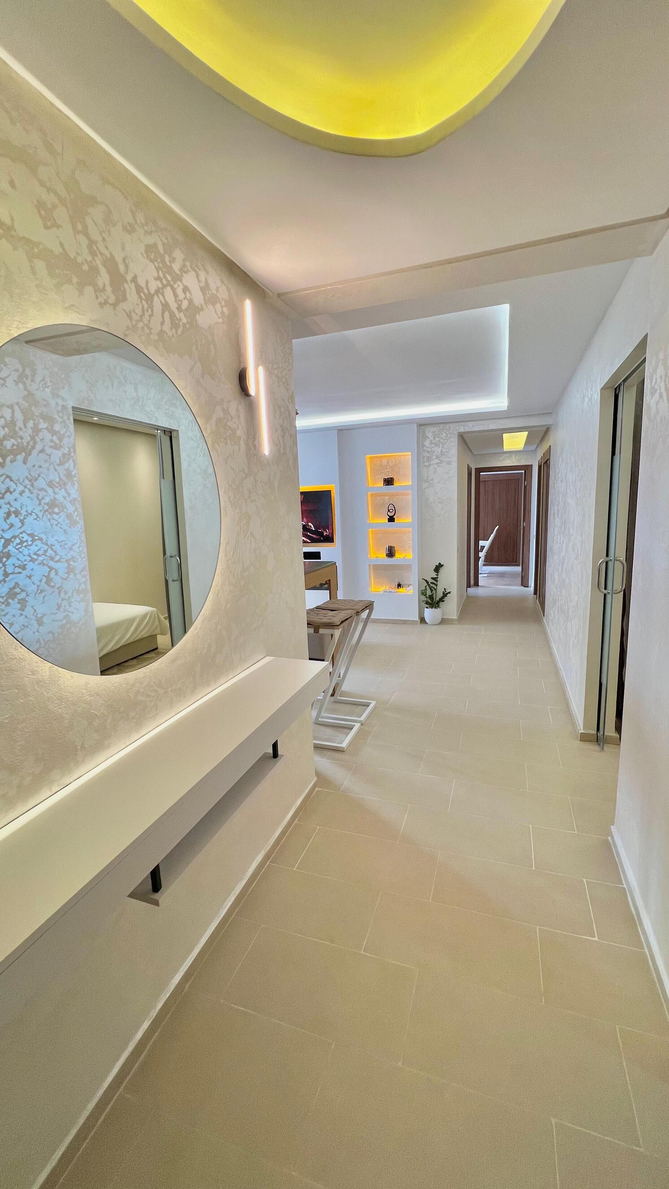 3 chambres, coffres-forts dans les chambres, fer et planche à repasser