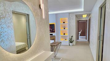 3 chambres, coffres-forts dans les chambres, fer et planche Ă repasser