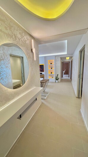 3 chambres, coffres-forts dans les chambres, fer et planche à repasser