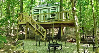 Glamping Tree House on an Impressive Property in Norwich, Connecticut