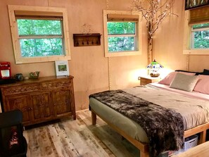 1 slaapkamer, een bureau, beddengoed