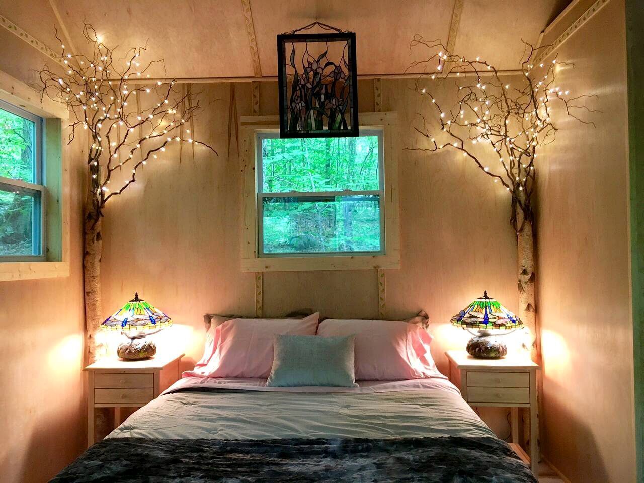 1 bedroom, desk, bed sheets