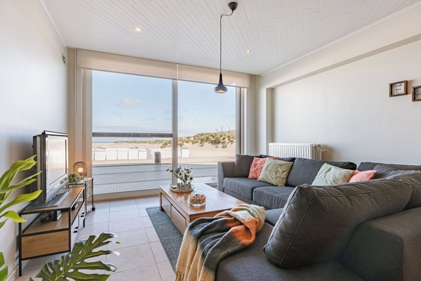 Möbel, Interior Design, Flooring, Fussboden, Decke, Couch, Zimmer, Beleuchtung, Wohnung, Wohnzimmer