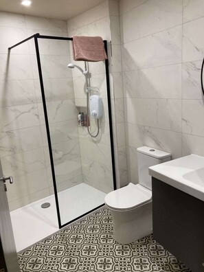 Shower, hair dryer - Seaside Hideaway by Grattan Beach (Parking Included) (Galway)