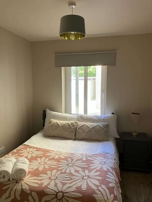 2 habitaciones, tabla de planchar con plancha, cuna de viaje y wifi 