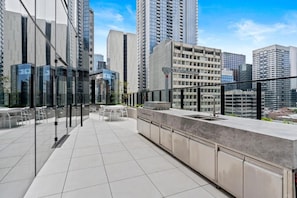 Outdoor dining - Aspire Elite Skyline Suite, CBD Views, Pool, Spa, Sauna, Convenience and Comfort (Melbourne)