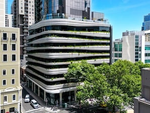 Exterior - Aspire Elite Skyline Suite, CBD Views, Pool, Spa, Sauna, Convenience and Comfort (Melbourne)