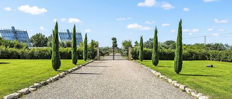 المنطقة المحيطة بالمنشأة