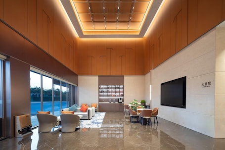 Lobby. Ramada by Wyndham Zhaoqing Dawang