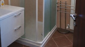 Shower, hair dryer, towels - Villa Doris by Villas Guide (Vodnjan)