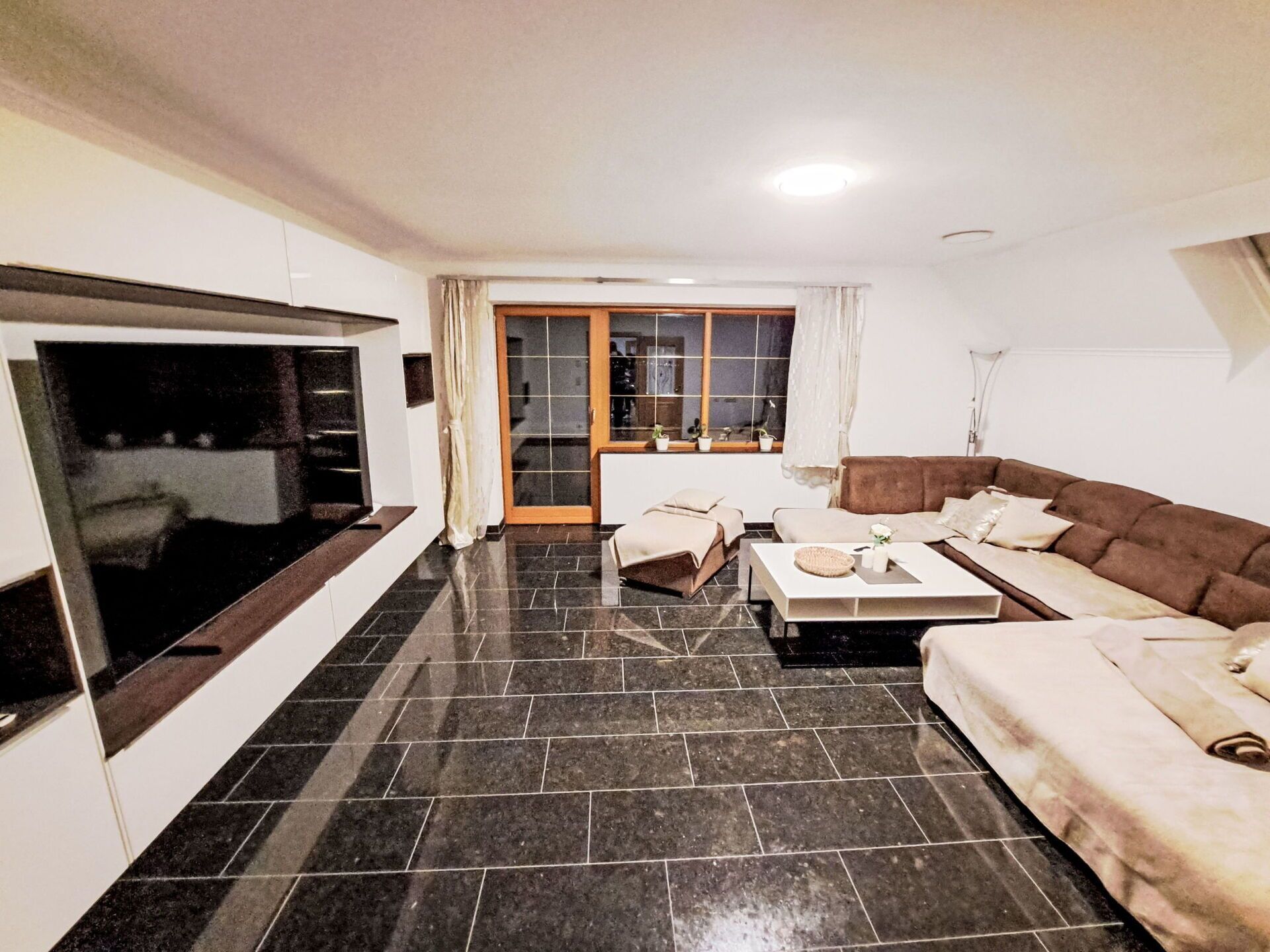 Möbel, Couch, Interior Design, Flooring, Fussboden, Holz, Wohnzimmer, Zuhause, Beleuchtung, Wohnung