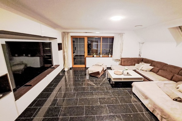 Möbel, Couch, Interior Design, Flooring, Fussboden, Holz, Wohnzimmer, Zuhause, Beleuchtung, Wohnung