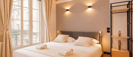 Studio, byutsikt | Strykejern/-brett og wi-fi (inkludert)