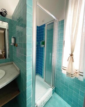Standard Triple Room | Bathroom | Shower, free toiletries, hair dryer, towels - Dolce Vita Suite Alghero (Alghero)